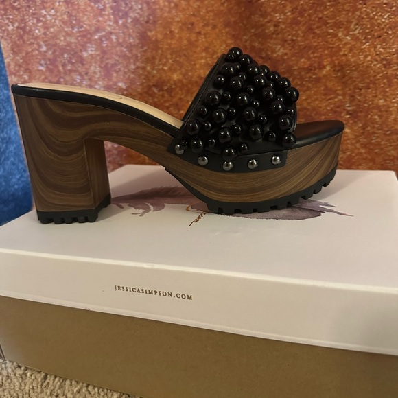 Heels (clogs) - Picture 3 of 9